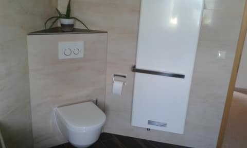 WC mit Heizkörper und Ablage