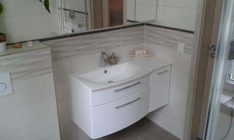 Heller Waschtisch mit Spiegelschrank