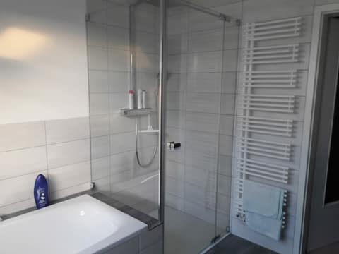 Dusche neben Handtuchheizkörper