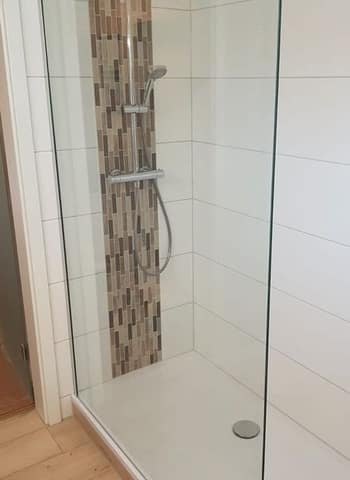 Dusche mit Mosaikfliesen-Streifen