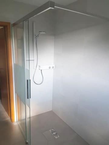 Begehbare Dusche mit Glaswand