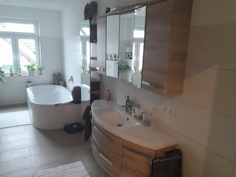 Freistehende Wanne und Waschtisch in Holzoptik