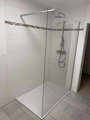 Begehbare Dusche mit Mosaik-Fliesenband