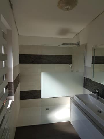 Dusche mit Deckenbrause und Doppelwaschtisch
